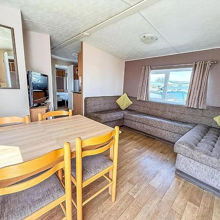 10 Berth Caravan For Hire At Seawick Holiday Park In Essex Ref 27102Sw Clacton-on-Sea Exterior foto