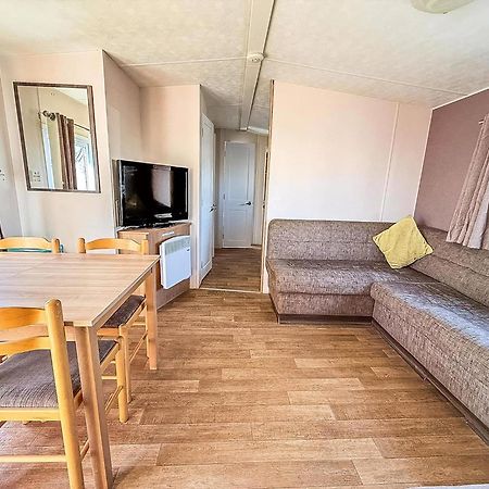 10 Berth Caravan For Hire At Seawick Holiday Park In Essex Ref 27102Sw Clacton-on-Sea Exterior foto