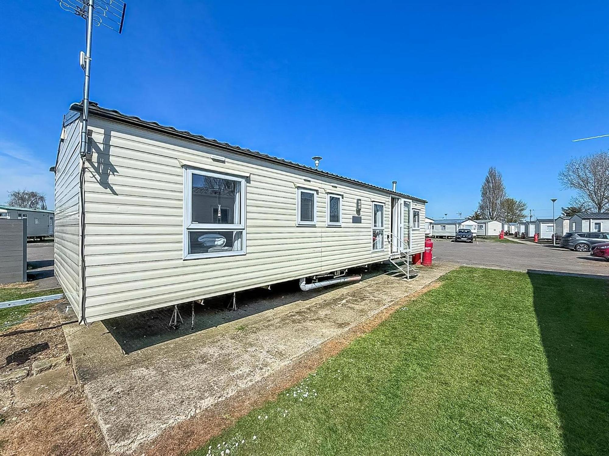 10 Berth Caravan For Hire At Seawick Holiday Park In Essex Ref 27102Sw Clacton-on-Sea Exterior foto