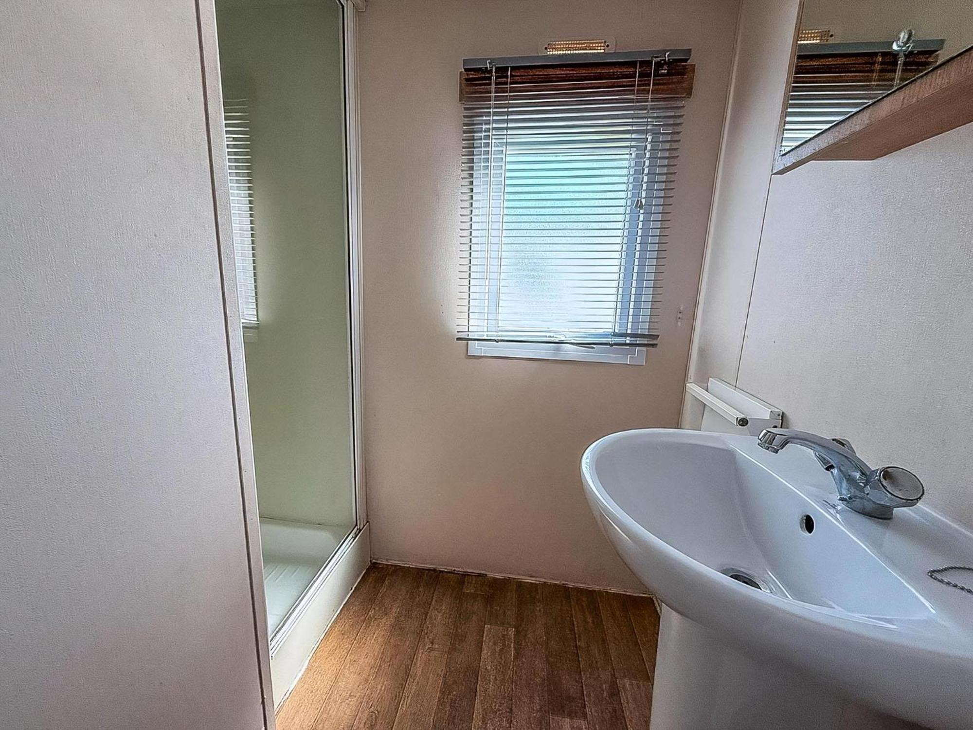 10 Berth Caravan For Hire At Seawick Holiday Park In Essex Ref 27102Sw Clacton-on-Sea Exterior foto