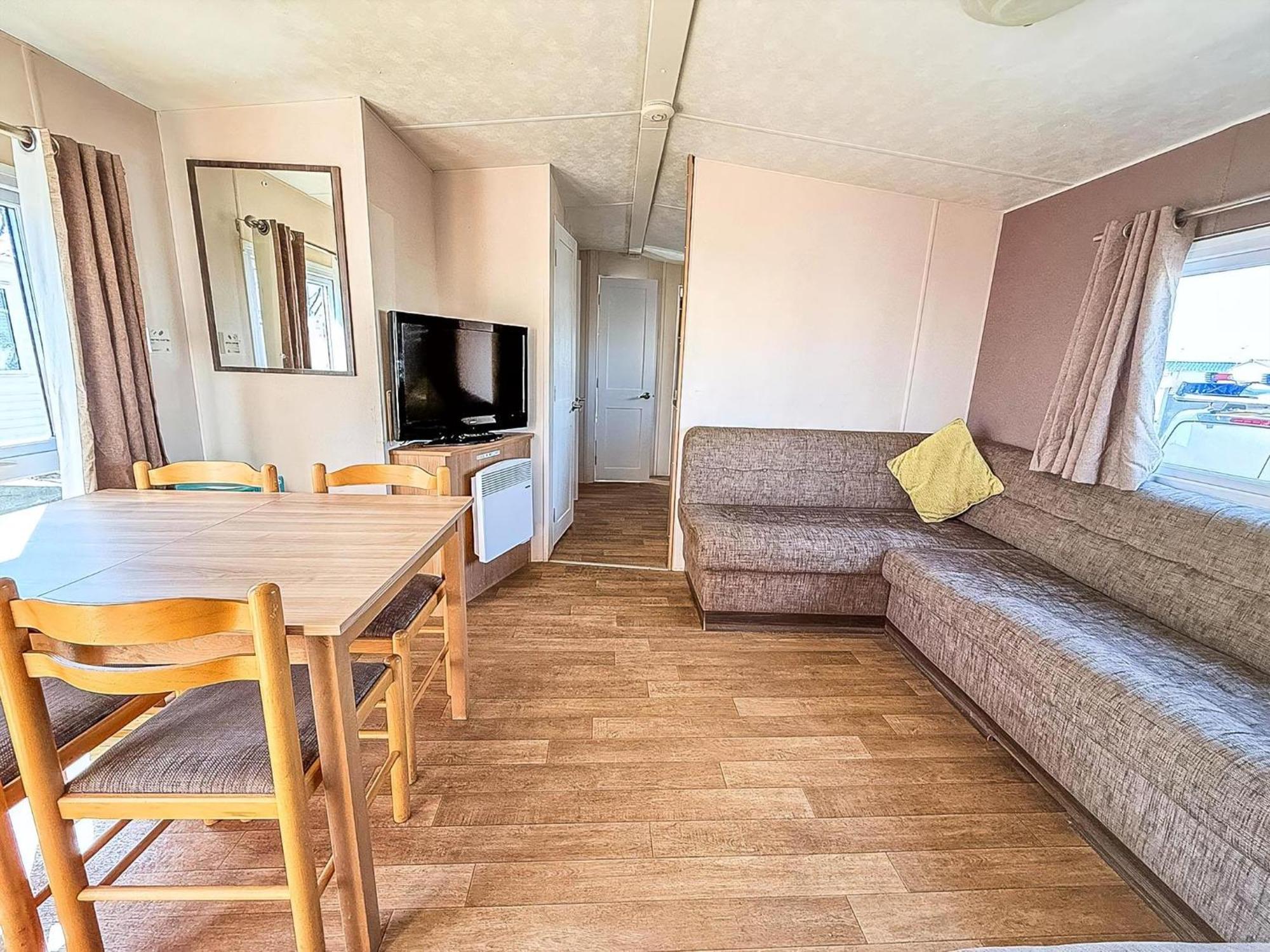 10 Berth Caravan For Hire At Seawick Holiday Park In Essex Ref 27102Sw Clacton-on-Sea Exterior foto