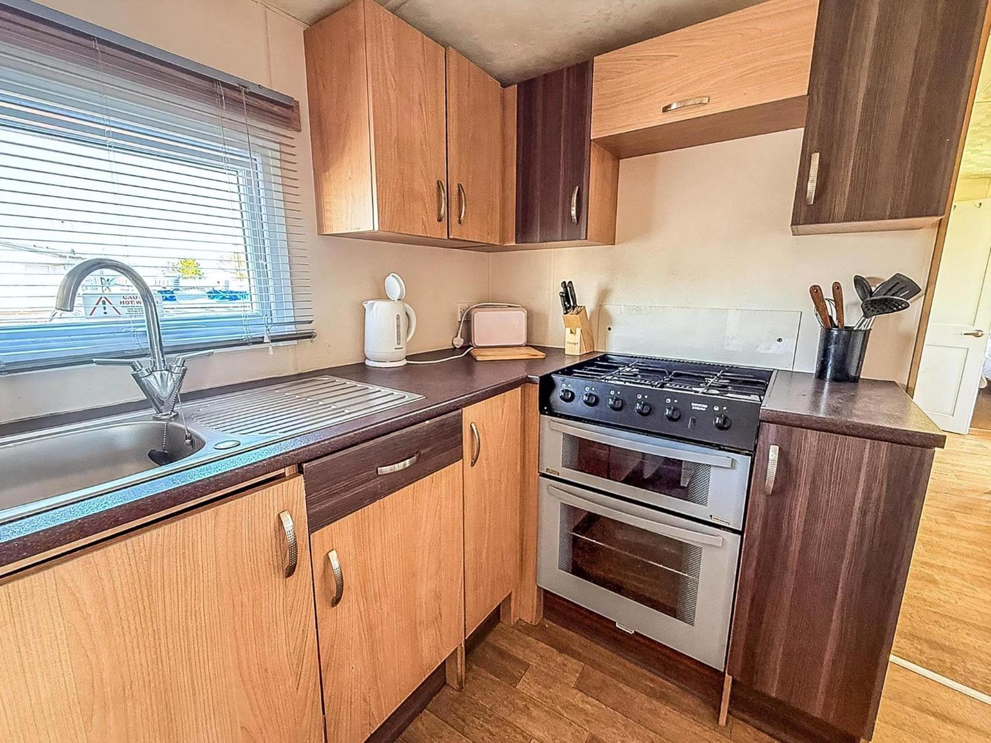 10 Berth Caravan For Hire At Seawick Holiday Park In Essex Ref 27102Sw Clacton-on-Sea Exterior foto