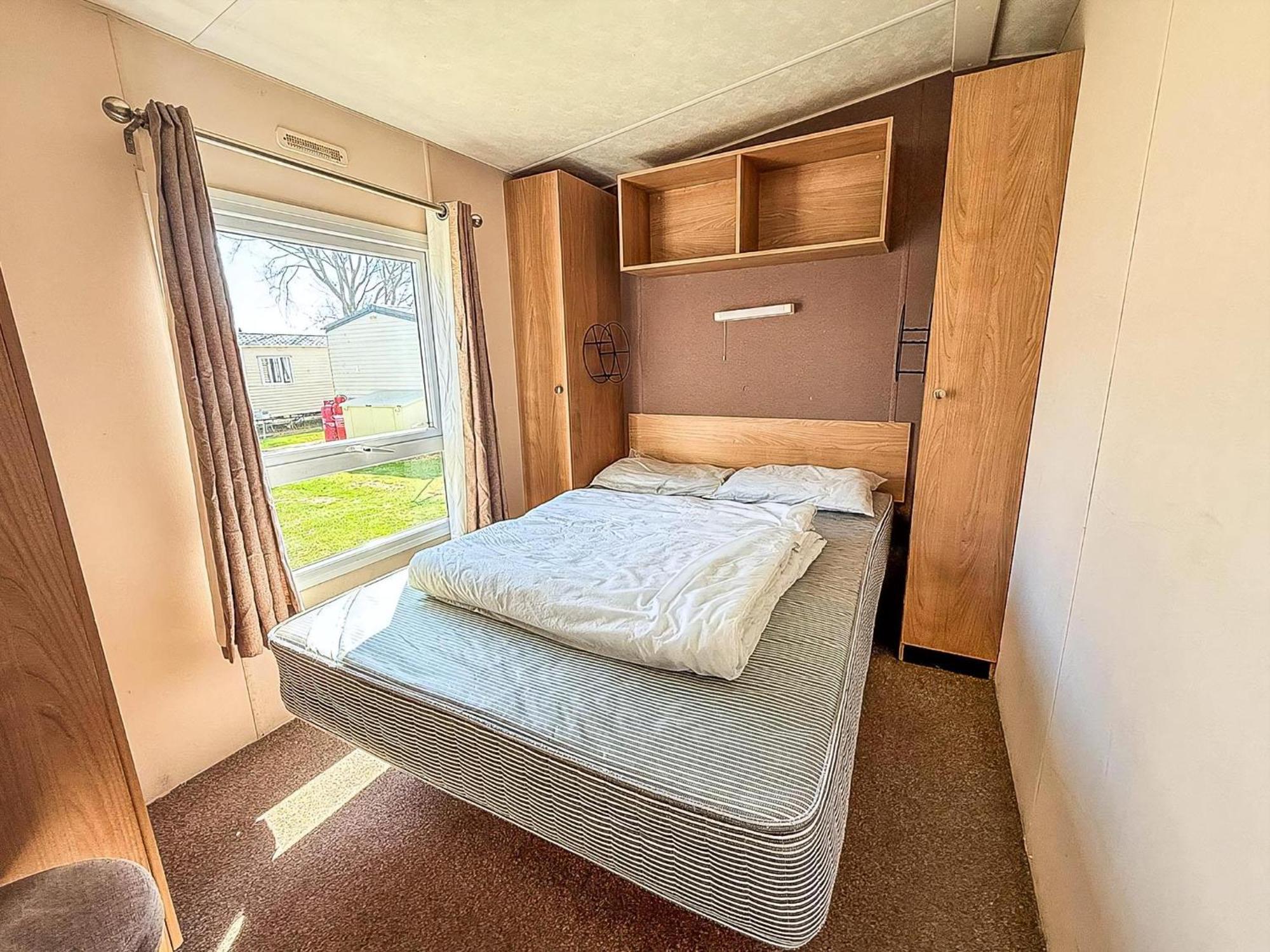 10 Berth Caravan For Hire At Seawick Holiday Park In Essex Ref 27102Sw Clacton-on-Sea Exterior foto