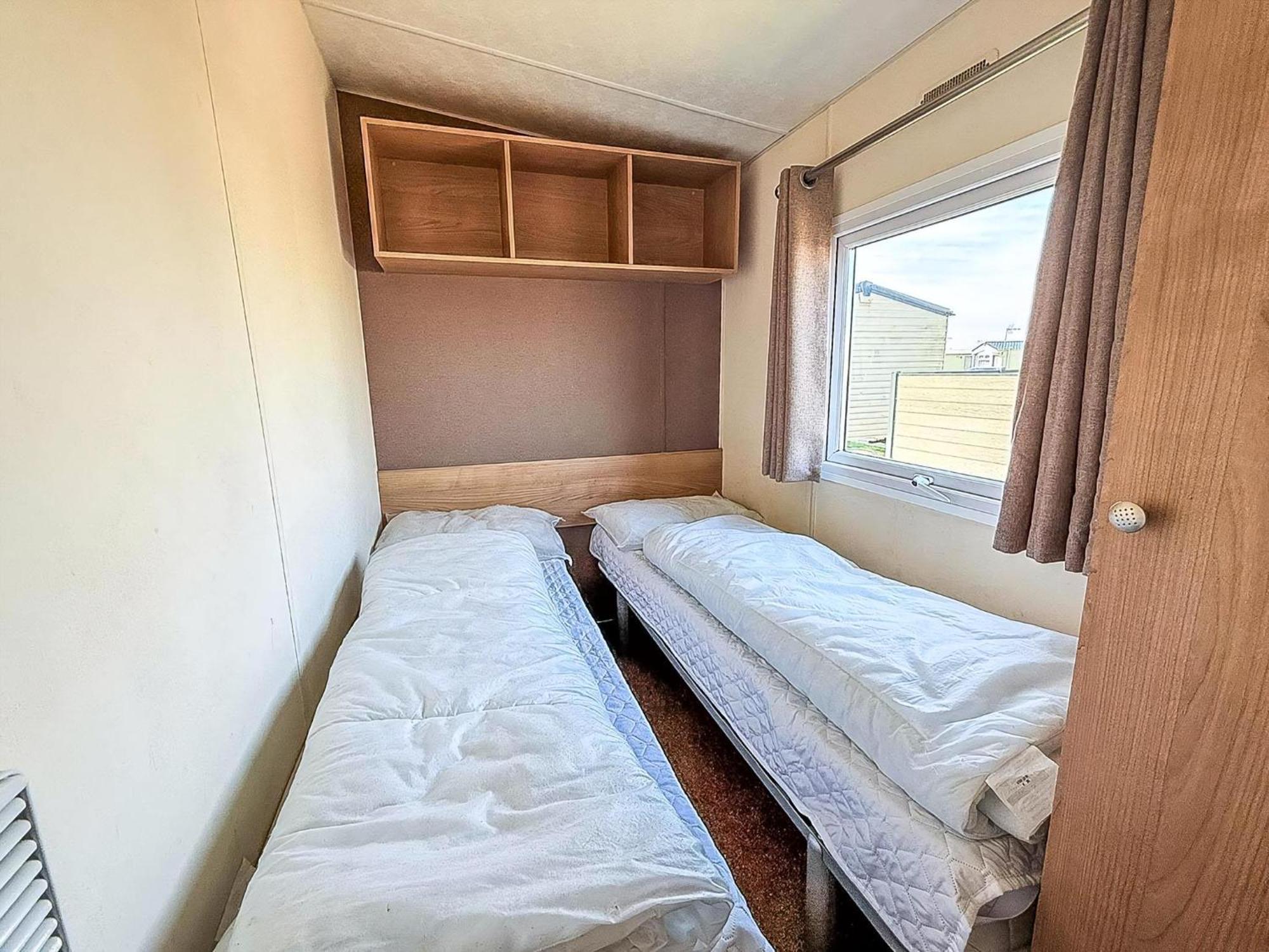 10 Berth Caravan For Hire At Seawick Holiday Park In Essex Ref 27102Sw Clacton-on-Sea Exterior foto